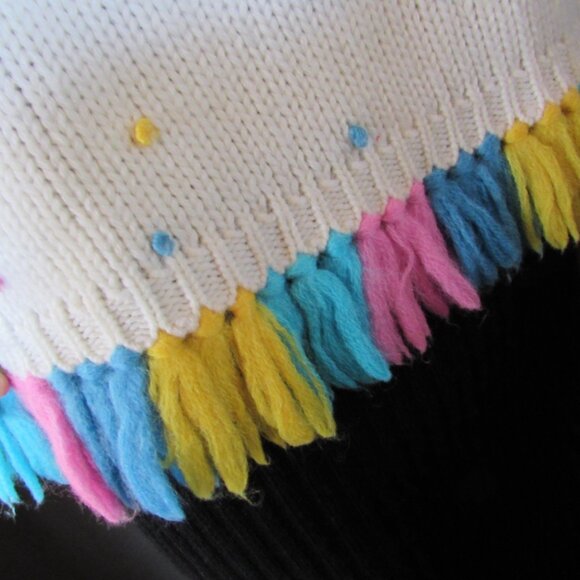 SALEVintage Groovy Sweater Embroidered Flowers Fully Fashioned Made in Hong Kong - Picture 10 of 12